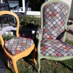 Un fauteuil de type voltaire et une chaise repeints et retapissés