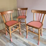 Trois chaises nettoyées et cirées avec une assise en vieux rose