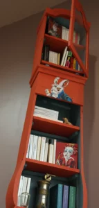 Comtoise de face après rénovation, avec premières illustrations peintes à la main