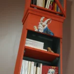 Comtoise de face après rénovation, avec premières illustrations peintes à la main