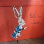 Illustration peinte à la main du lapin de Alice au pays des merveilles sur la comtoise rénovée