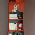 Comtoise de face après rénovation, transformation en bibliothèque et illustration sur le thème d'Alice au pays des merveilles