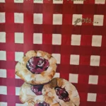 Détail peint d’une pâtisserie sur le confiturier relooké