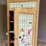 Confiturier relooké et personnalisé après rénovation, porte ouverte