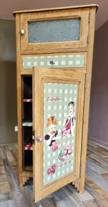 Confiturier relooké et personnalisé après rénovation, porte ouverte