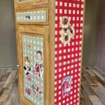 Confiturier relooké avec motifs rétro rouges et illustrations gourmandes sur le côté droit