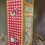 Confiturier relooké avec motifs rétro rouges et illustrations gourmandes sur le côté gauche