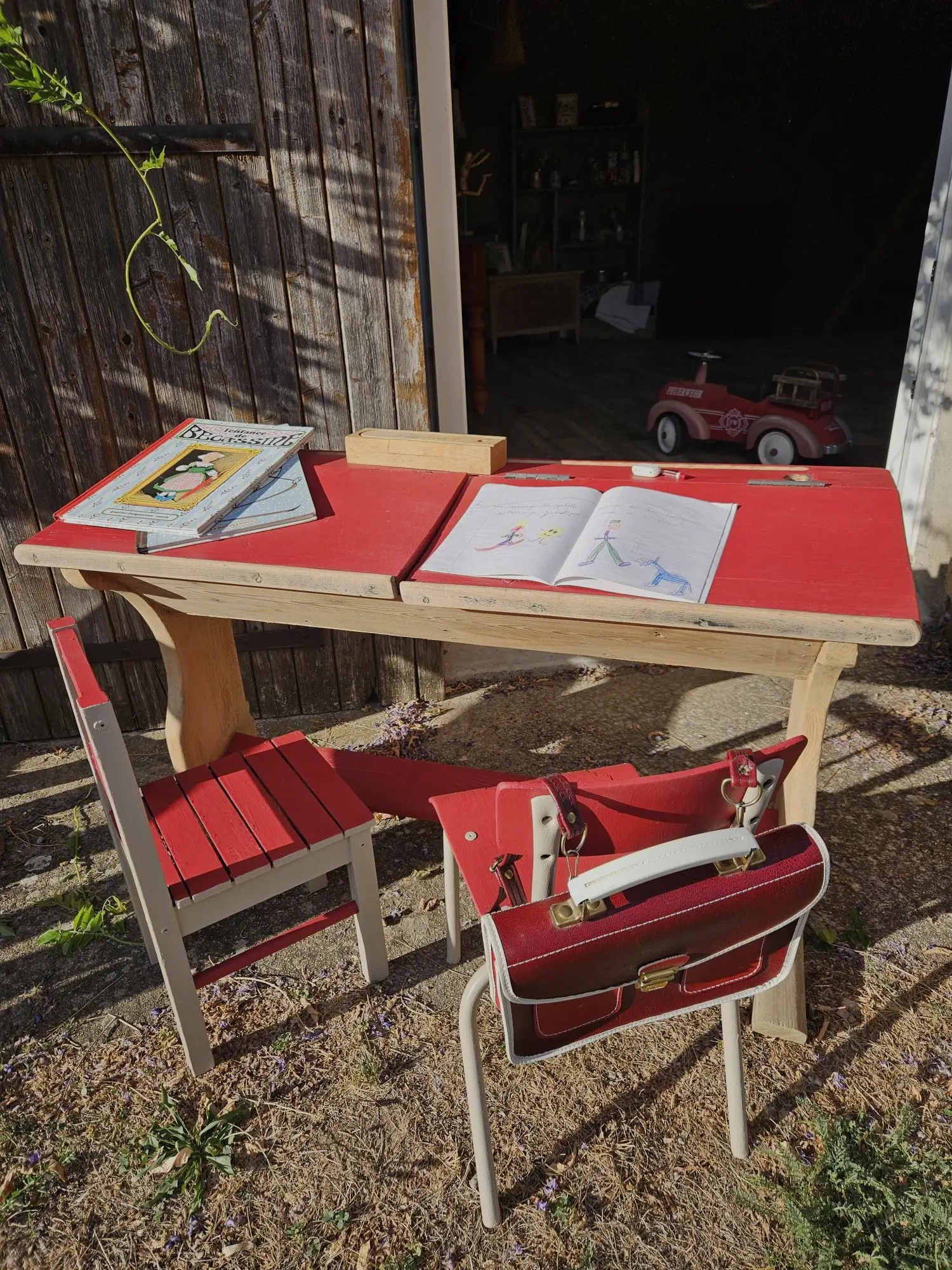 Décors de classe avec un pupitre et des chaises rénovés, cartable et un jouet ancien
