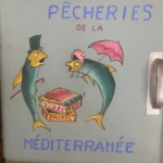 Détail d'une première porte illustrée du meuble Mado relooké