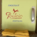 Détail d'une première porte illustrée du meuble Mado relooké