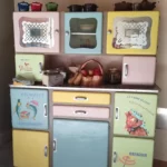 Meuble Mado relooké dans un style coloré années 60-70