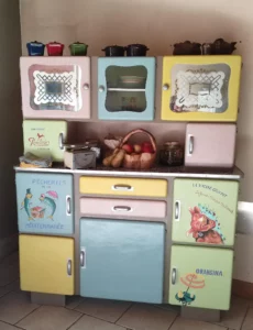 Meuble Mado relooké dans un style coloré années 60-70