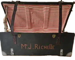 Malle militaire ouverte et rénovée, prise de la face avant