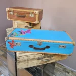Malle aux papillons fermée, avec peinture originale de papillon de la face avant et du couvercle visibles