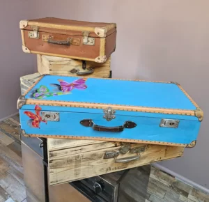 Malle aux papillons fermée, avec peinture originale de papillon de la face avant et du couvercle visibles