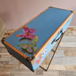 Malle aux papillons fermée, avec peinture originale de papillon du couvercle visible